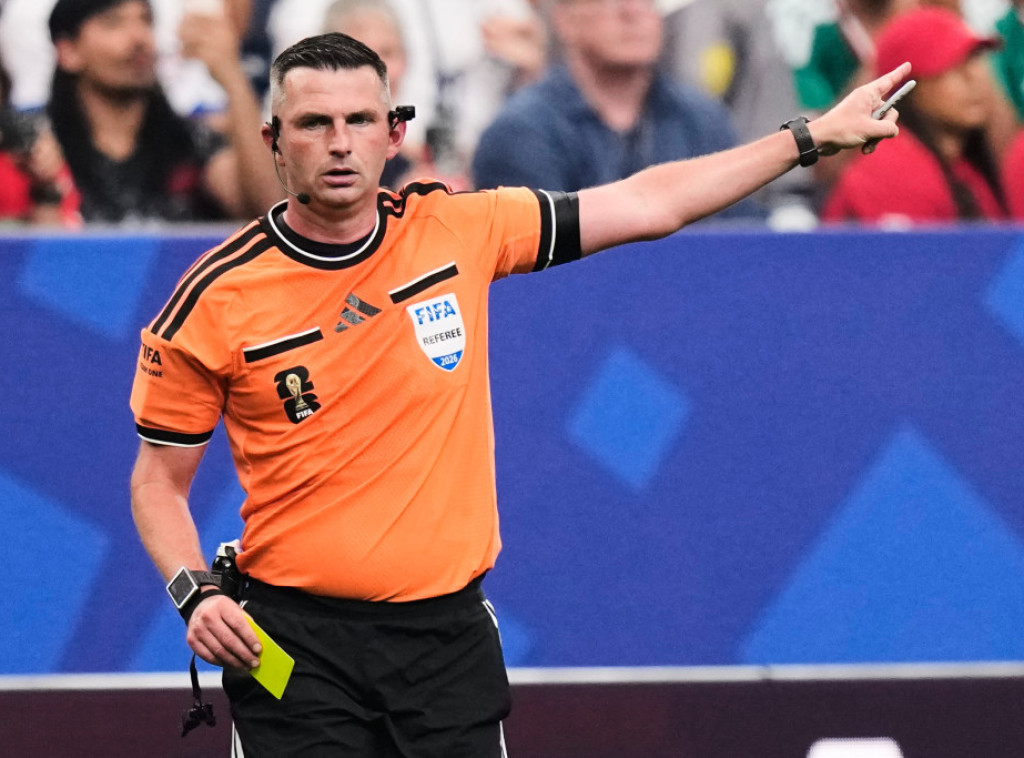 Englez Majkl Oliver sudi meč između fudbalera Španije i Belgije na Svetskom prvenstvu