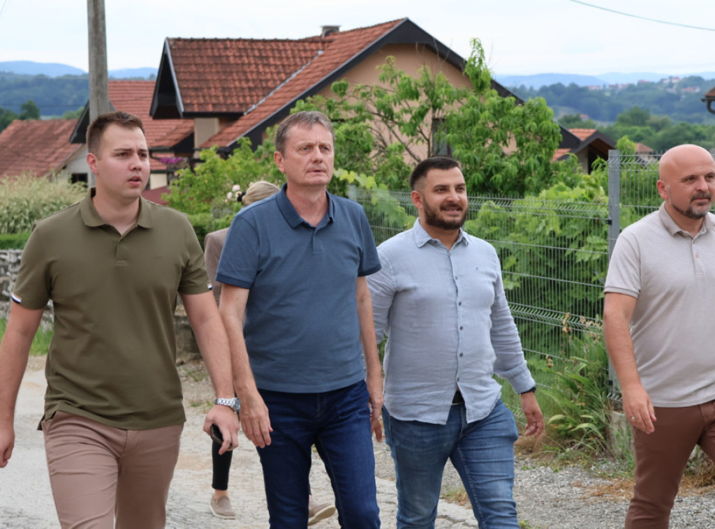 Glišić u selu Prilipac kod Požege razgovarao sa meštanima o problemima