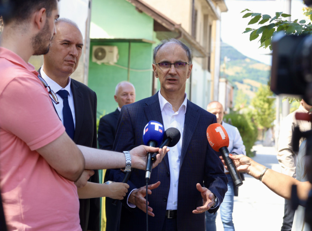 Macut u poseti Donjem Milanovcu, obilazi međunarodno pristanište i radove u opštini