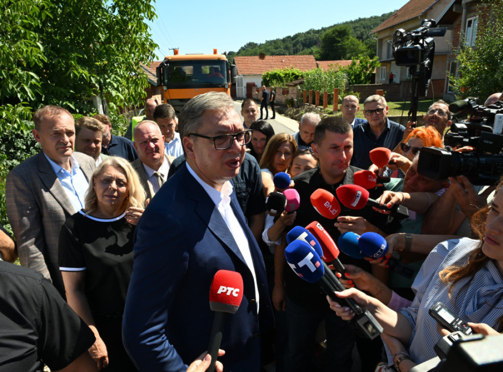 Vučić obilazi završne radove na modernizaciji puta između Gornjih i Donjih Sinkovaca