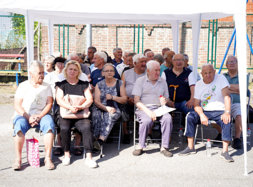 Macut i Lončar u mobilnoj ambulanti u Velikom selu pregledaju pacijente