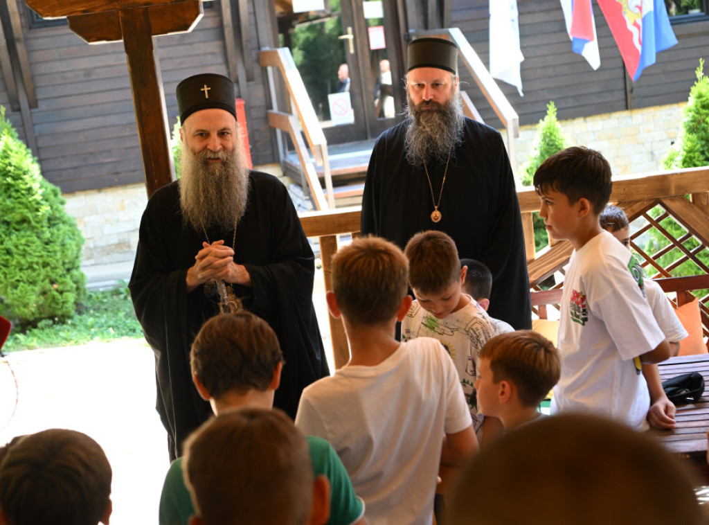 Patrijarh Porfirije posetio dečji letnji kamp "Šuplja stena" na Avali