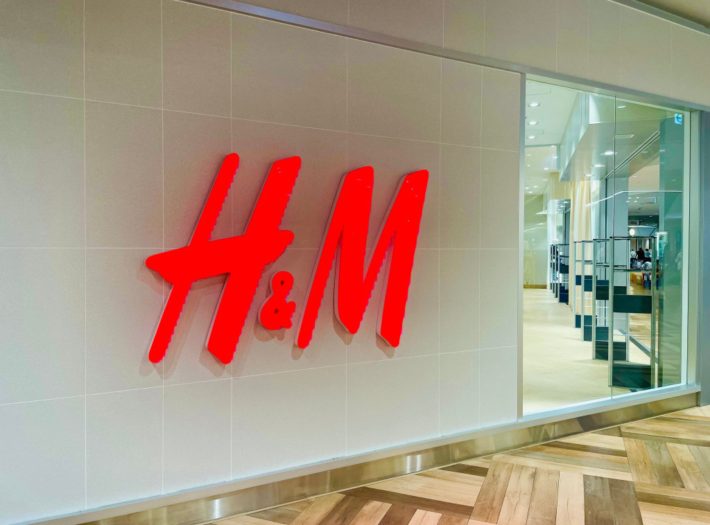 Švedska modna kompanija H&M će ove godine zatvoriti 170 prodavnica širom sveta