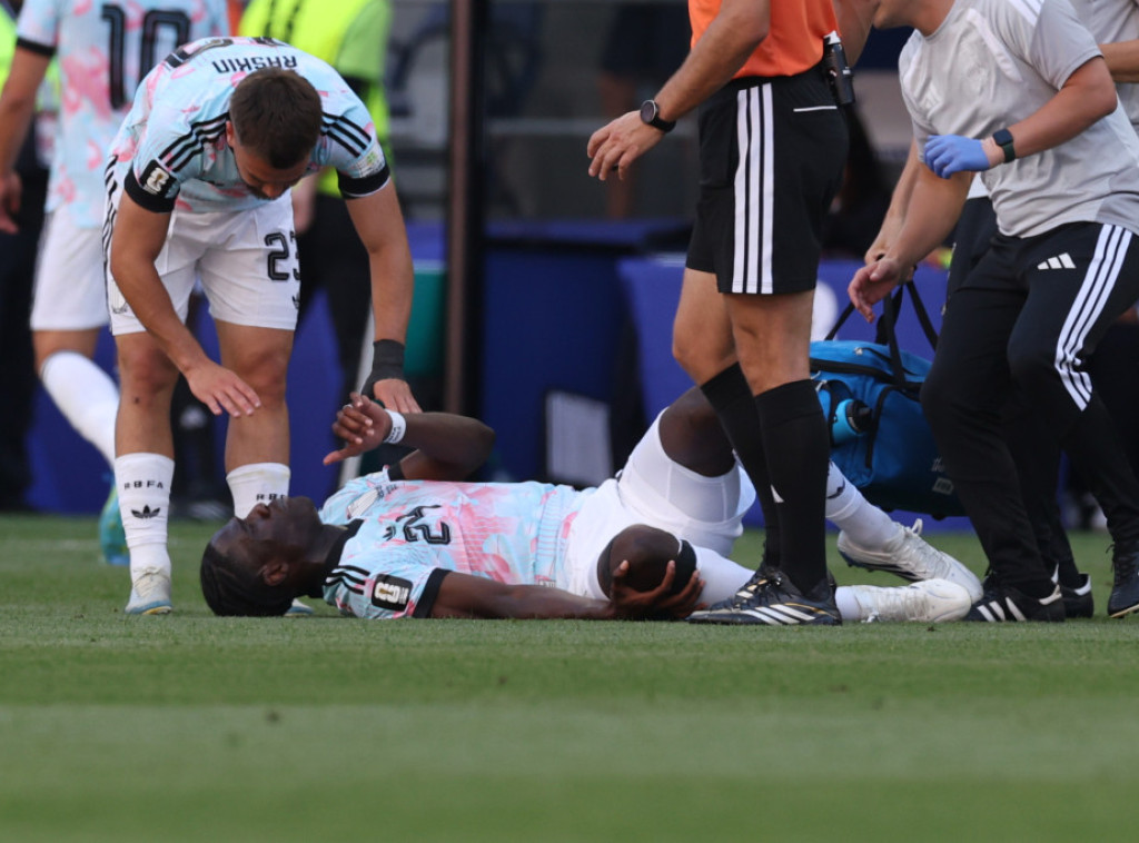 Fudbaler Aston Vile Amadu Onana uspešno operisan, pauziraće devet meseci