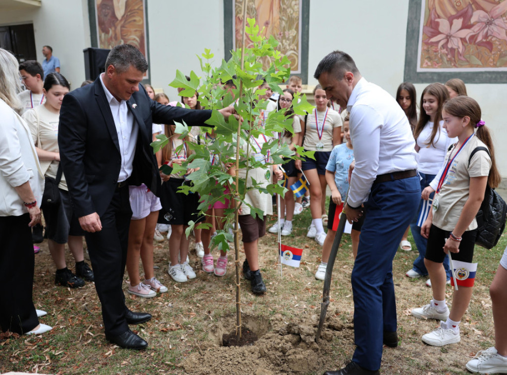 Milićević u Bogatiću otvorio kamp za decu iz regiona i dijaspore "Koreni koji traju"