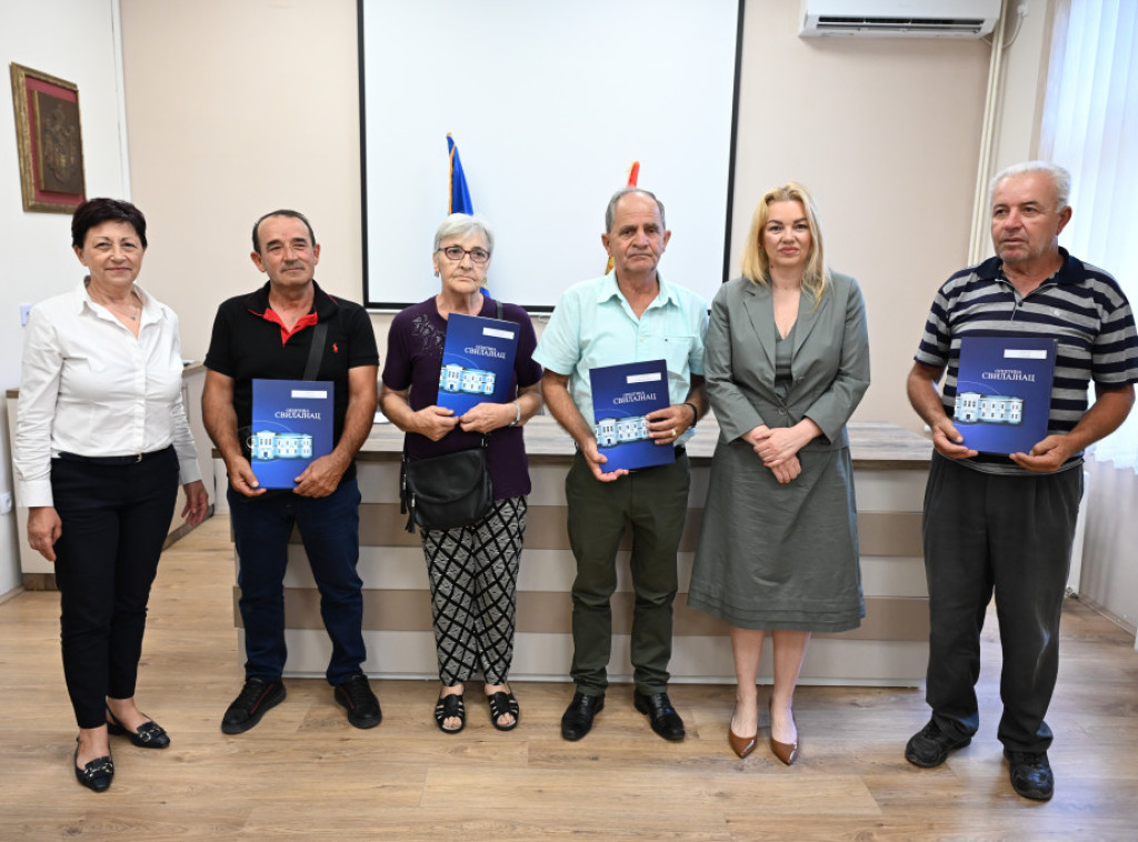 U Svilajncu uručeni ugovori o dodeli građevinskog materijala za porodice izbeglica