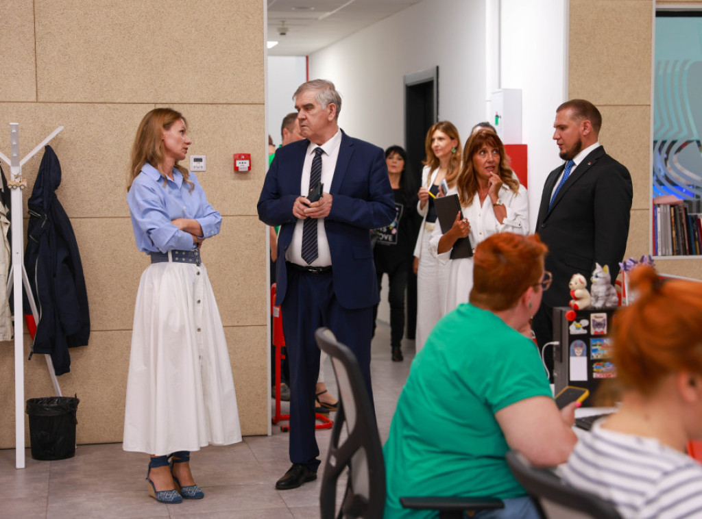 Beriša posetio manjinske redakcije RTV, sa urednicima razgovarao o značaju manjinskih medija