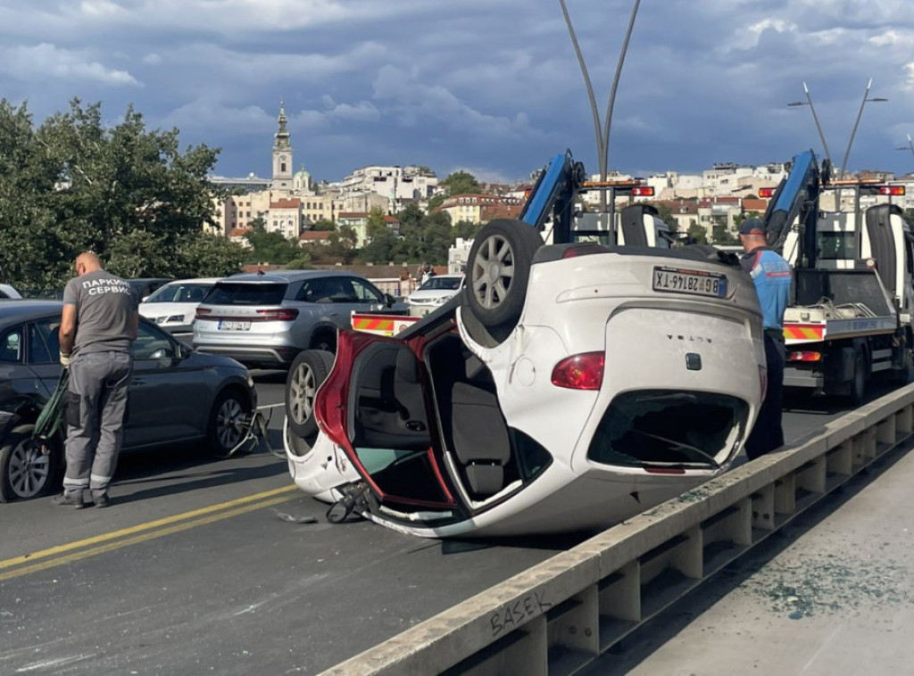 Automobil se prevrnuo na Brankovom mostu, jedna osoba povređena, usporen saobraćaj