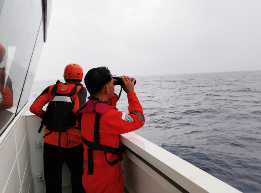 Spasioci u Indoneziji tragaju za gliserom sa 11 evropskih turista