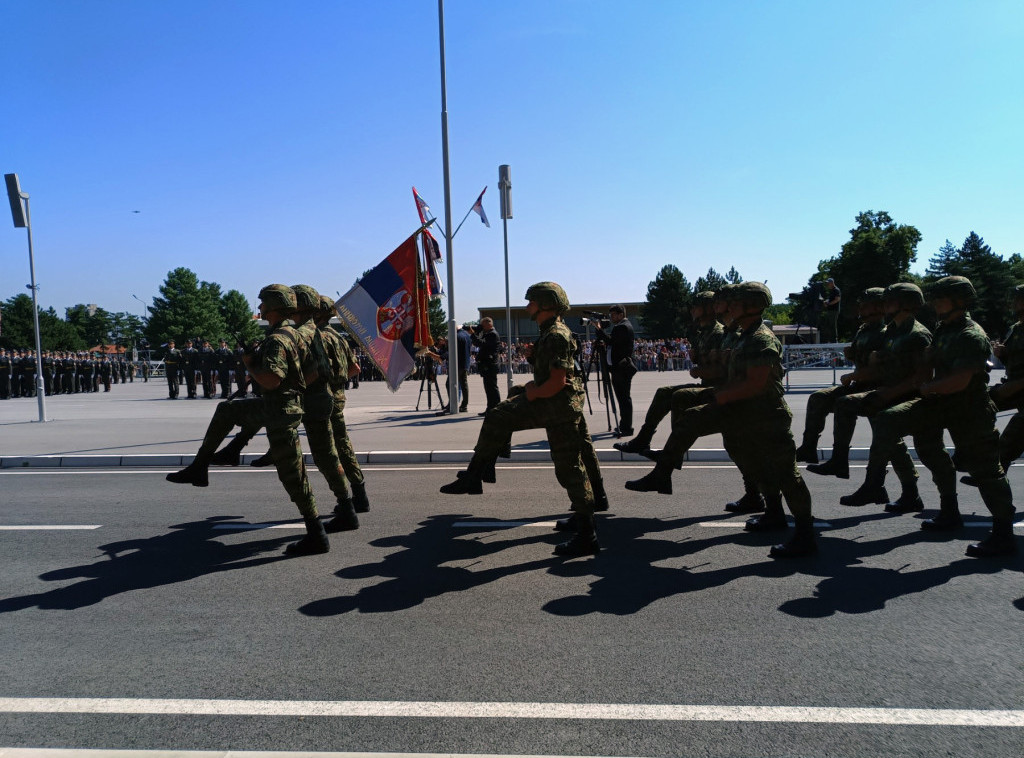Tradicionalnim defileom i bacanjem šapki uvis završena promocija najmlađih oficira