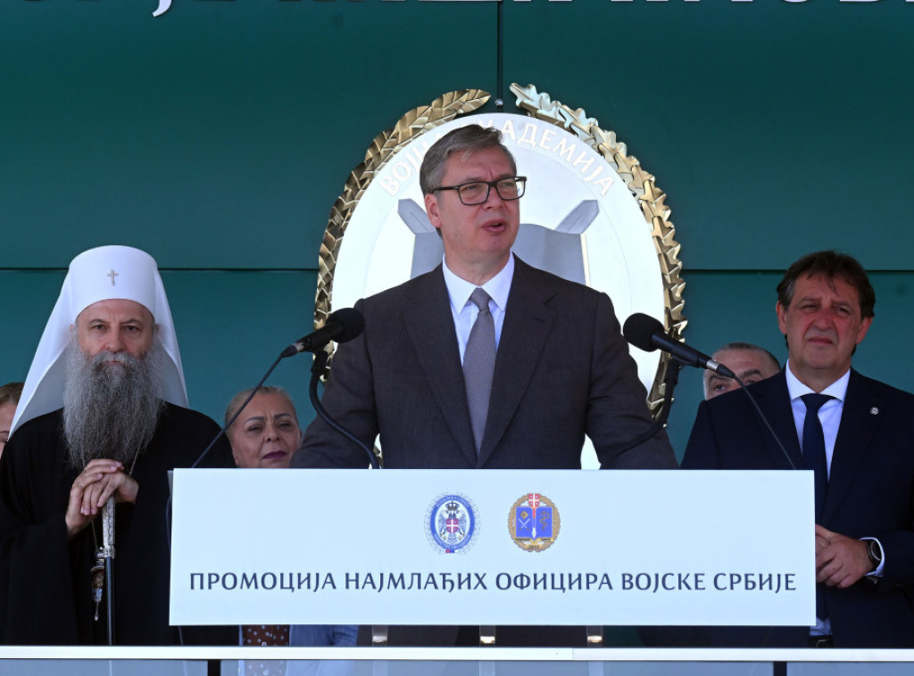 Vučić: Verujem da će najmlađi oficiri svoj posao obavljati časno i u korist Srbije