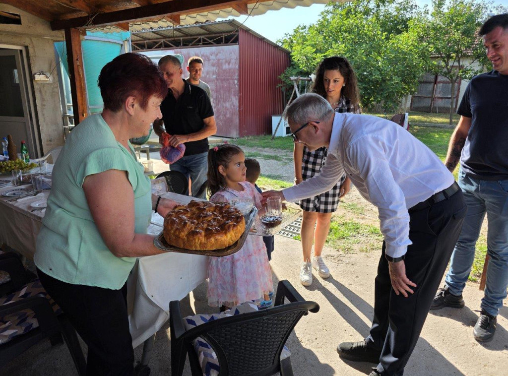 Glamočić u poseti porodici Majkić: Sloga, znanje i ulaganje su budućnost srpskog sela