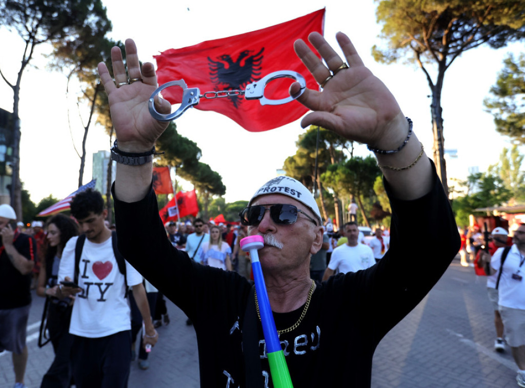 Protest ispred albanskog parlamenta završen privođenjem nekoliko učesnika