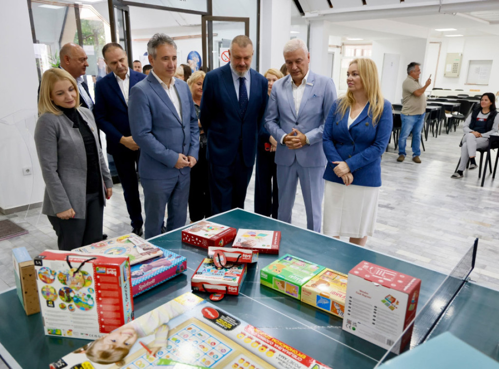 Korisnicima Centra za azil u Vranju donirani sportska oprema i rekviziti