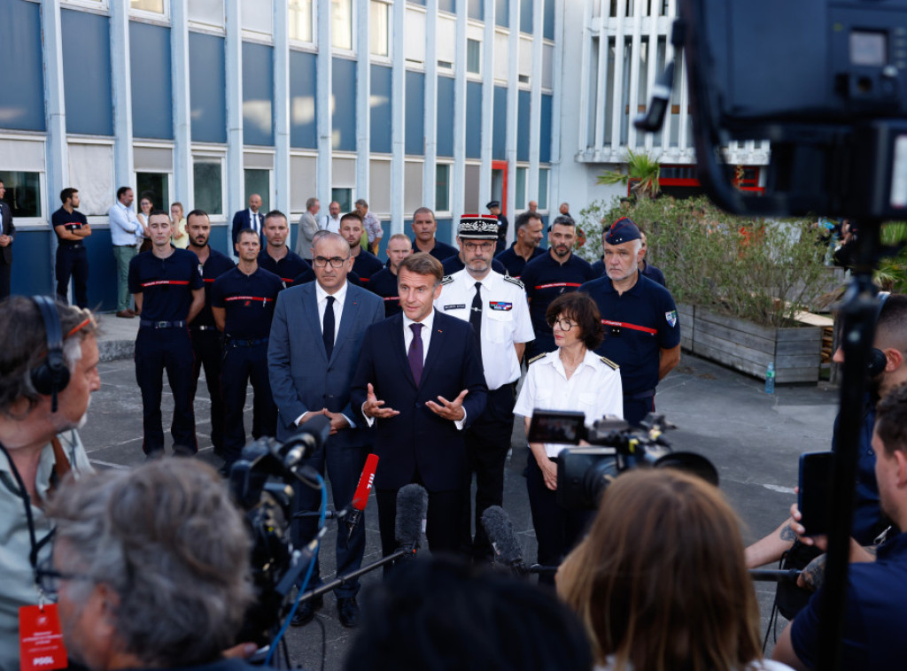 Makron pozvao vatrogasce u Bordou da nikada ne odustanu