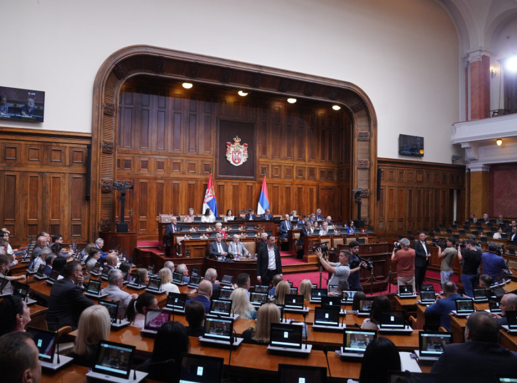 Nastavljena rasprava o poverenju vladi, poslanici o plati Nestorovića i drugim temama