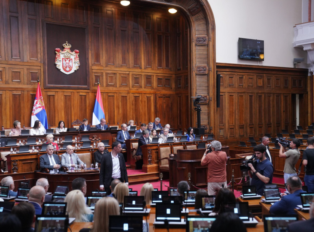 SNS pruža podršku, opozicija kritikuje vladu i ministre