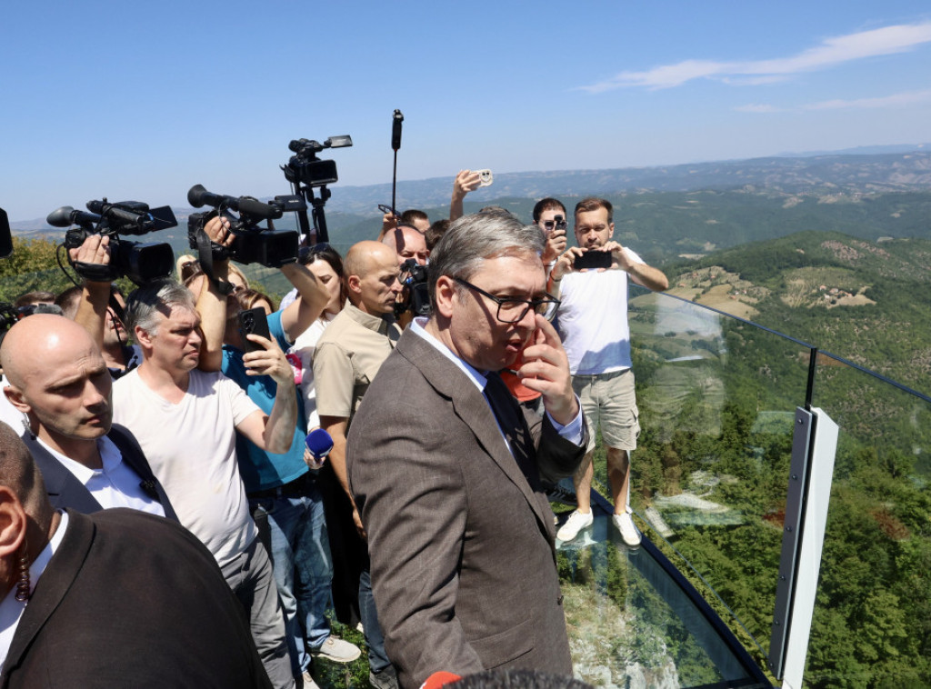 Vučić: Priština, rušeći vikendice Srba, pokušava da nametne silu na KiM