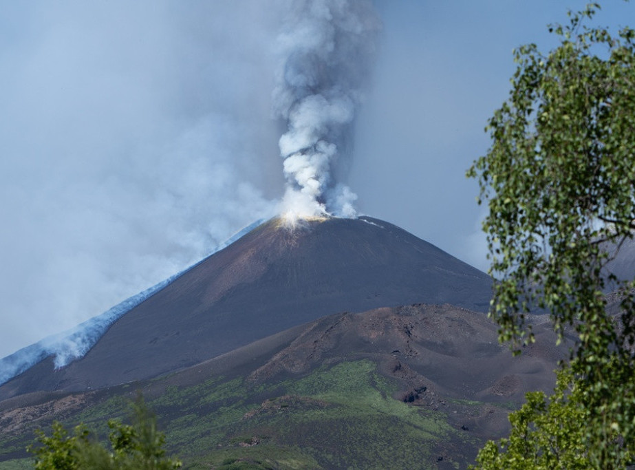 Nema letova na aerodromu u Kataniji, Etna izbacuje pepeo u atmosferu