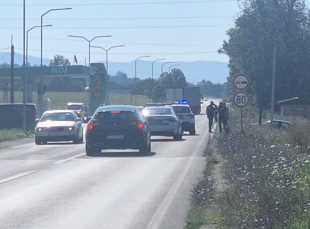 Dva automobila završila u kanalu u saobraćajnoj nezgodi u Mojsinju kod Čačka