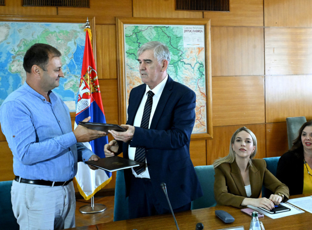 Beriša dodelio 30 miliona dinara organizacijama nacionalnih manjina za kulturne projekte