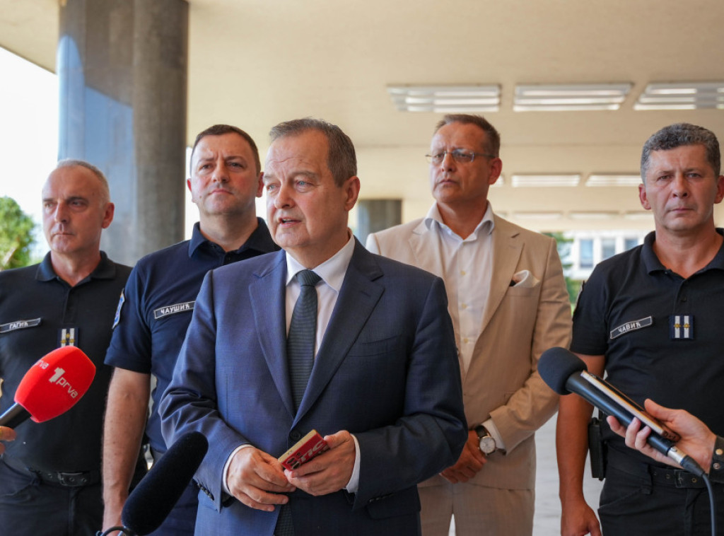Ministar Dačić ispratio srpske vatrogasce-spasioce koji će gasiti požare u Francuskoj