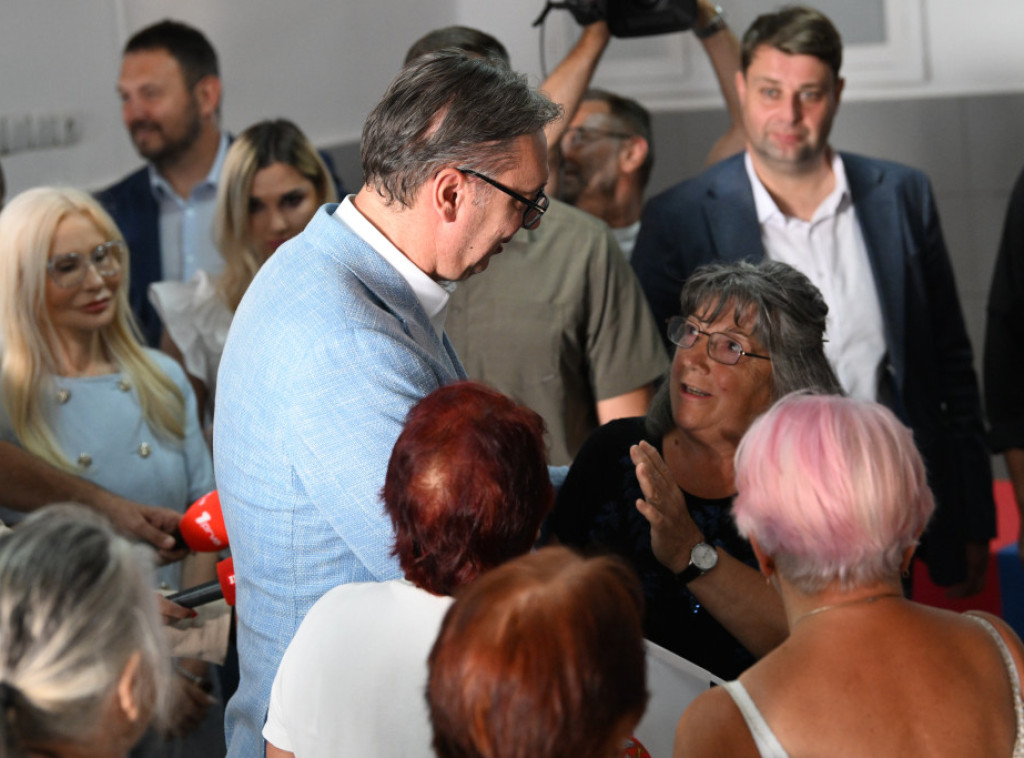 Vučića u Svrljigu na "Belmužijadi" dočekao veliki broj meštana