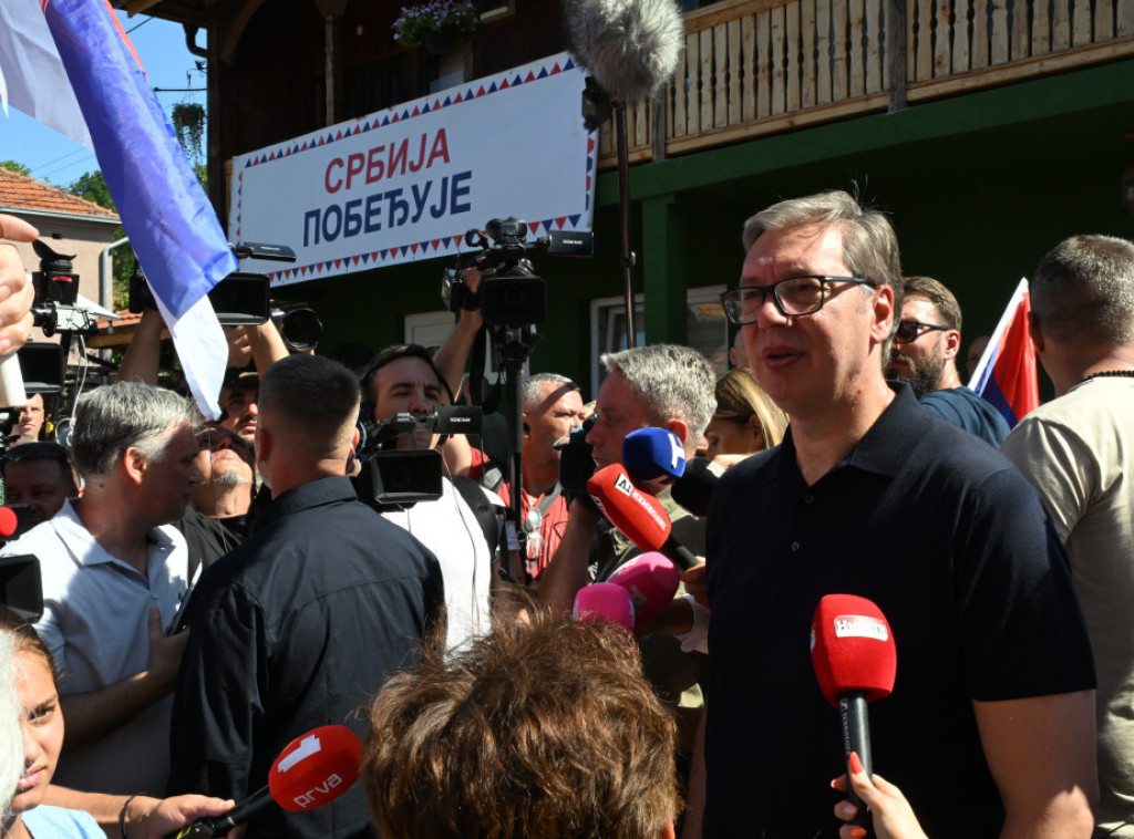 Vučić: Biće značajno povećanje penzija, plata, minimalca, ali važno da bude više dece