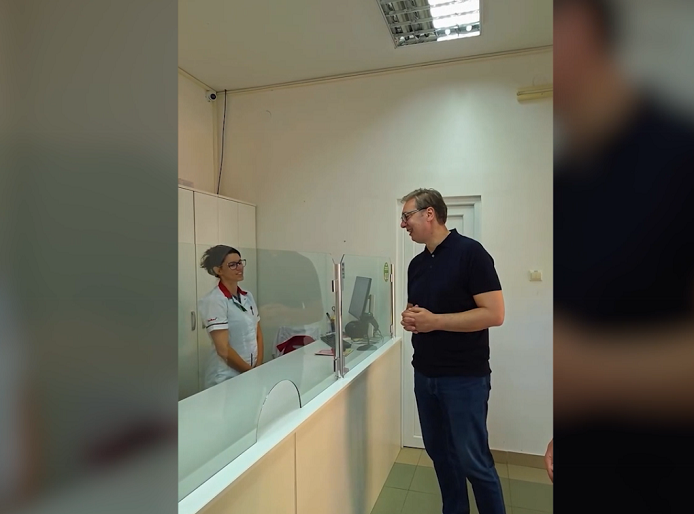 Vučić obišao apoteku u Kalni i uverio se da su nove cene lekova na snazi
