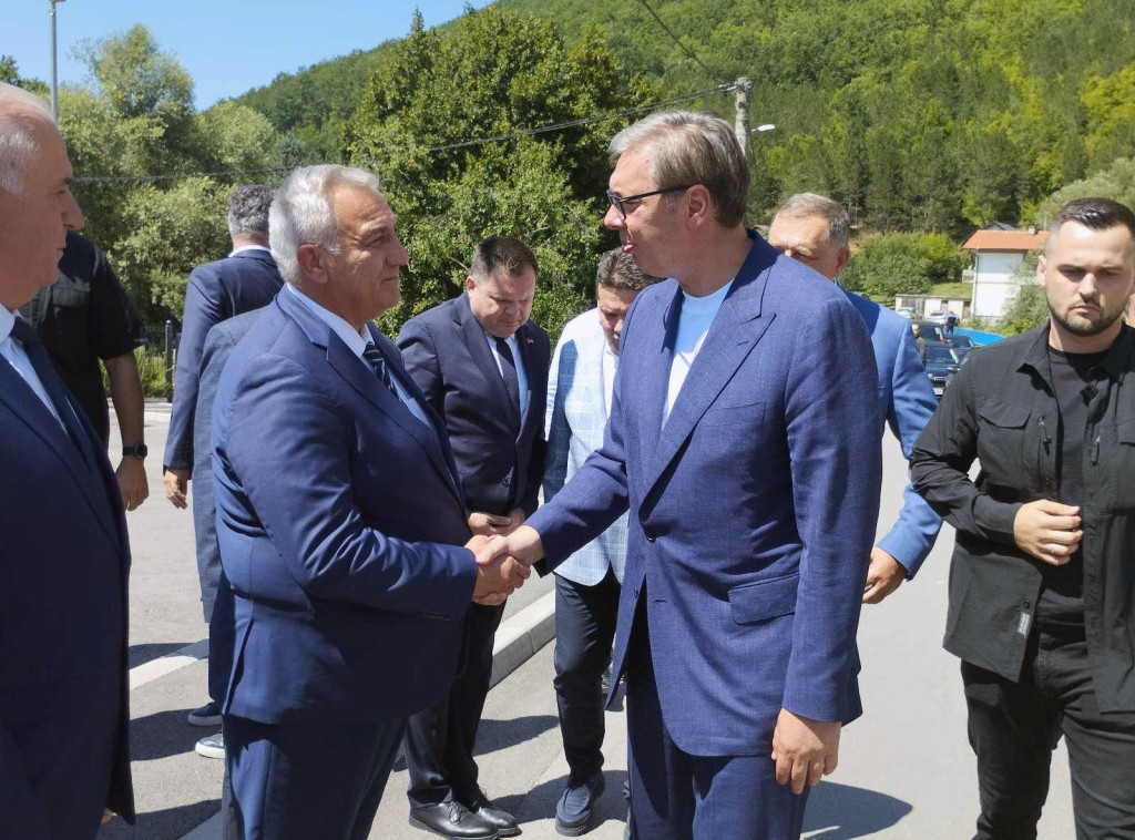 Vučić sa Dodikom stigao u Drvar, obilaze pogon fabrike Jumko