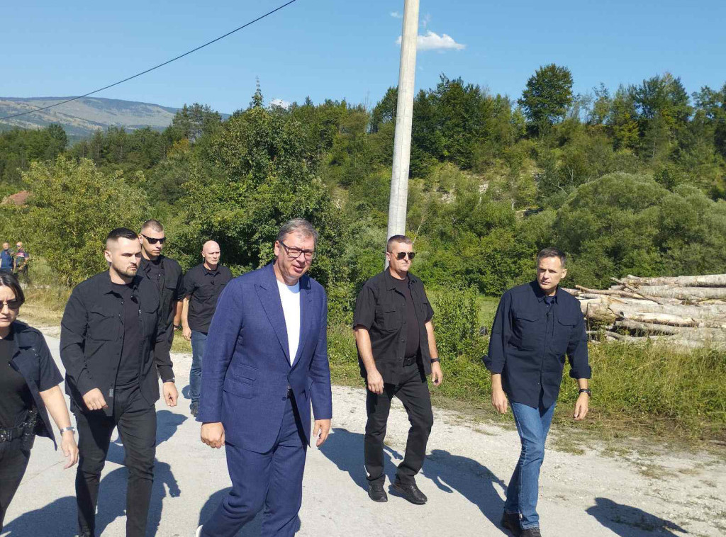 Vučić u Drvaru: U narednih 15 dana dodatnih 140.000 evra za Jumko