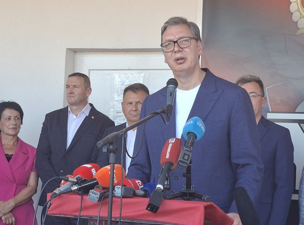 Vučić u Drvaru: Uložićemo u novu opremu za Jumko i u tržni centar