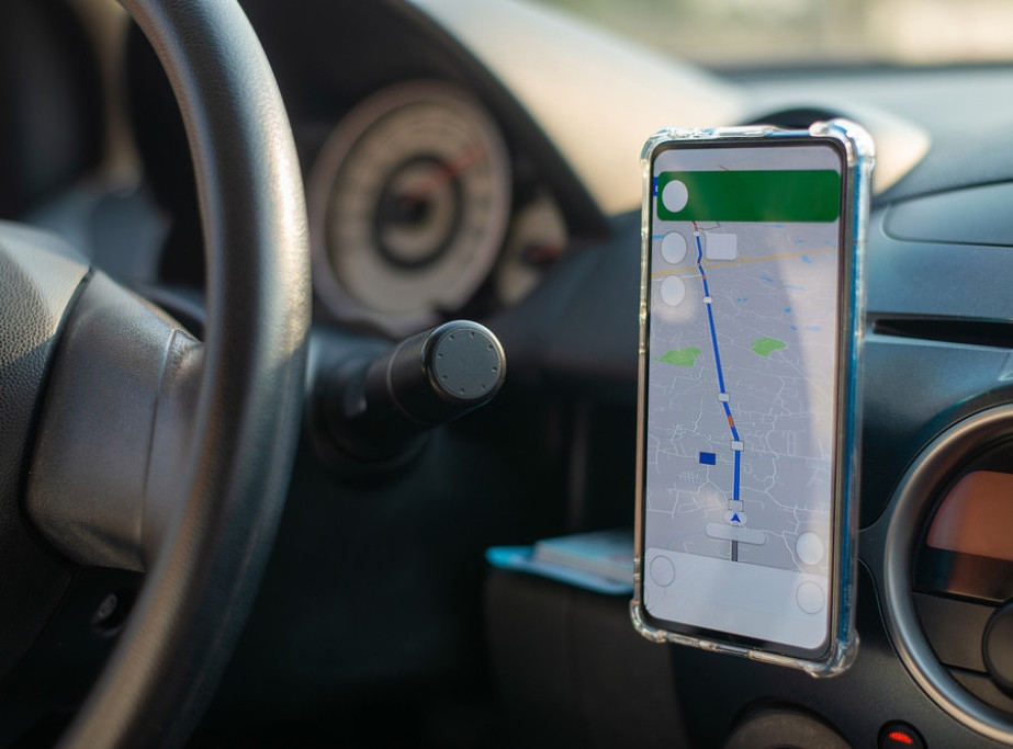 Holanđanin pratio GPS pa automobilom završio zaglavljen na gradskim stepenicama