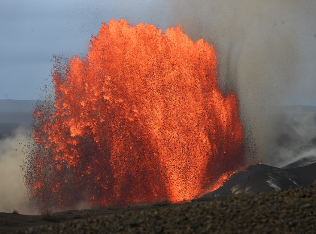 Erupcija vulkana Krašeninikov na Kamčatki traje već godinu dana