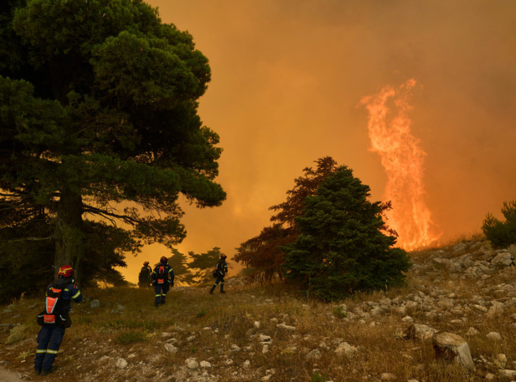 Velika akcija gašenja požara u blizini Atine
