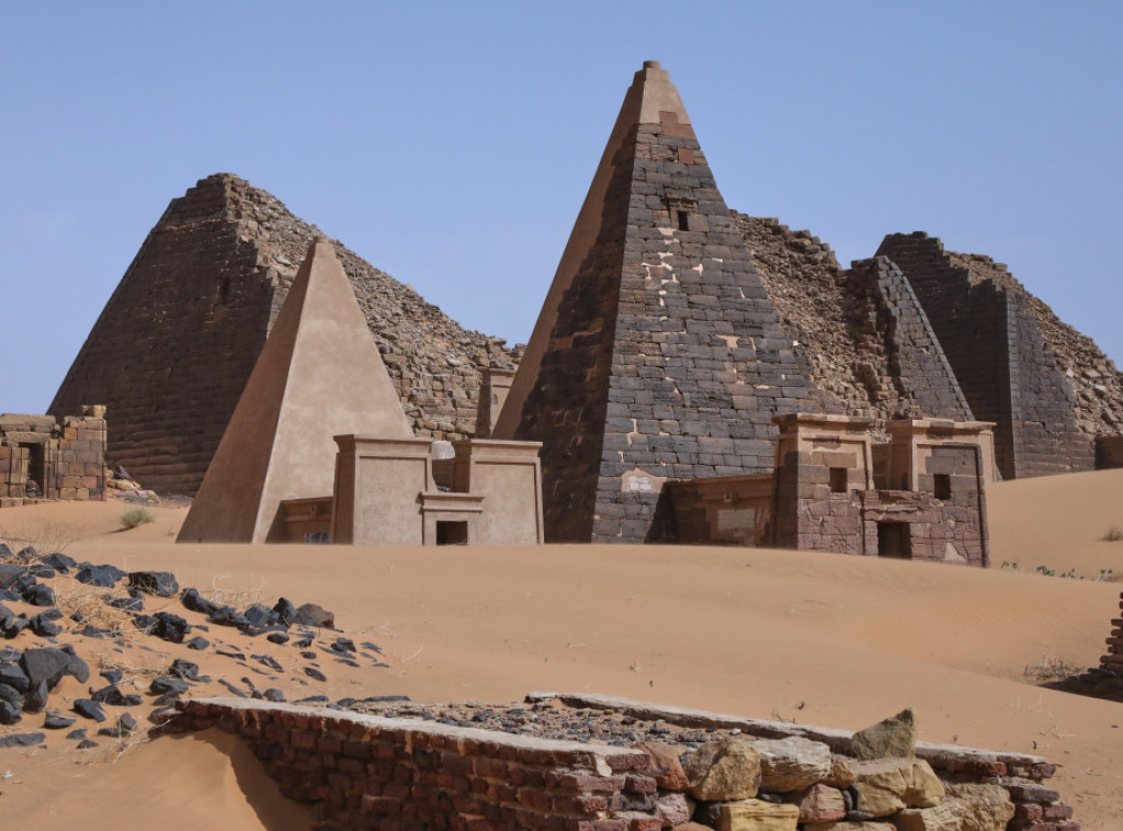 Stručnjaci: Rat i pesak ugrožavaju drevne sudanske piramide Meroe