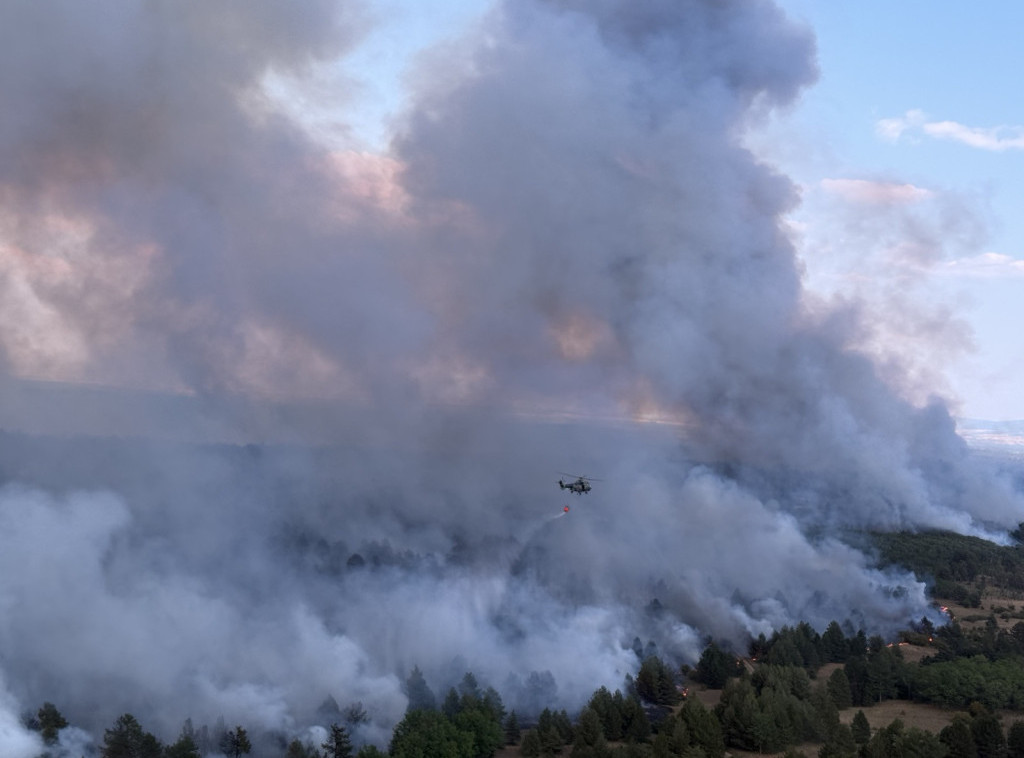 Vetar otežava gašenje požara u Deliblatskoj peščari, angažovani helikopteri MUP-a