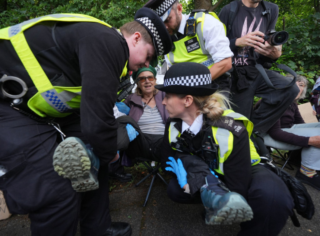 Policajka u Velikoj Britaniji "ozbiljno ugrizena" tokom antiimigrantskih protesta