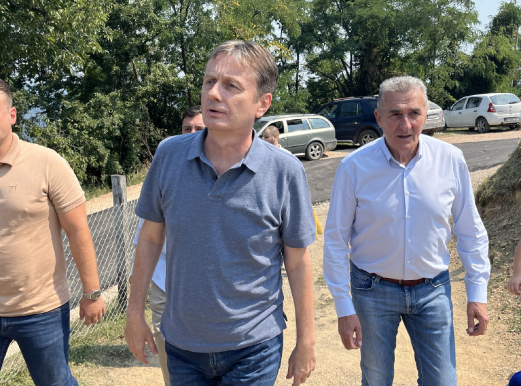 Ministar Glišić obišao radove na sportskom stadionu u Bajinoj Bašti