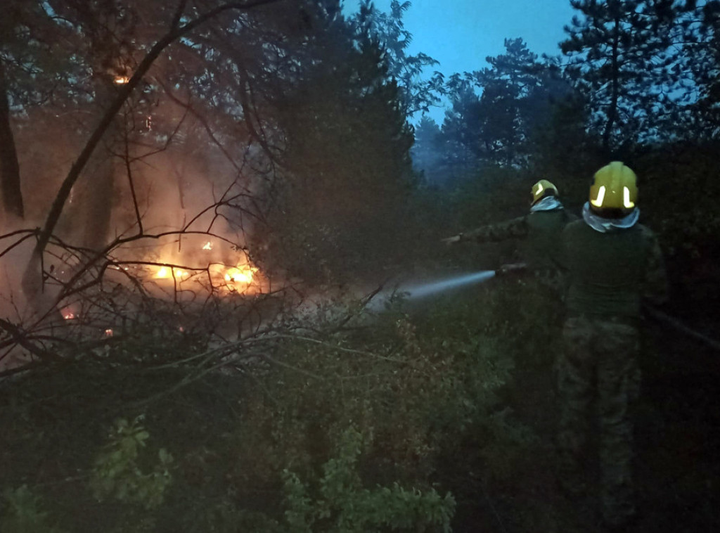 U gašenje požara u Deliblatskoj peščari uključen helikopter Mi-17 i pripadnici Vojske Srbije