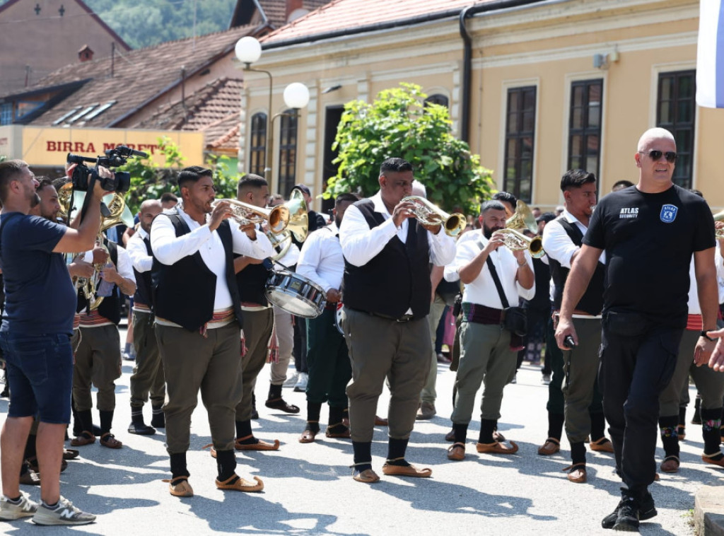 Guča: Održano takmičenje za najlepšu narodnu nošnju i najboljeg zdravičara