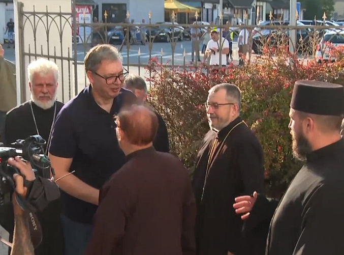 Vučića u Belegišu dočekao veliki broj građana