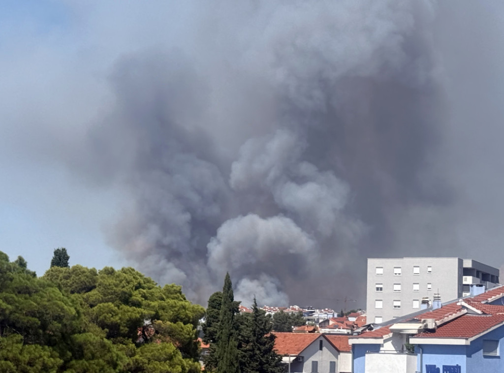 Hrvatska: Kod Lećevice izbio požar na nepristupačnom terenu, gase ga kanaderi