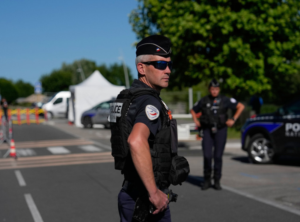 Pariz: Starija žena donela u crkvu dve granate, crkva odmah evakuisana