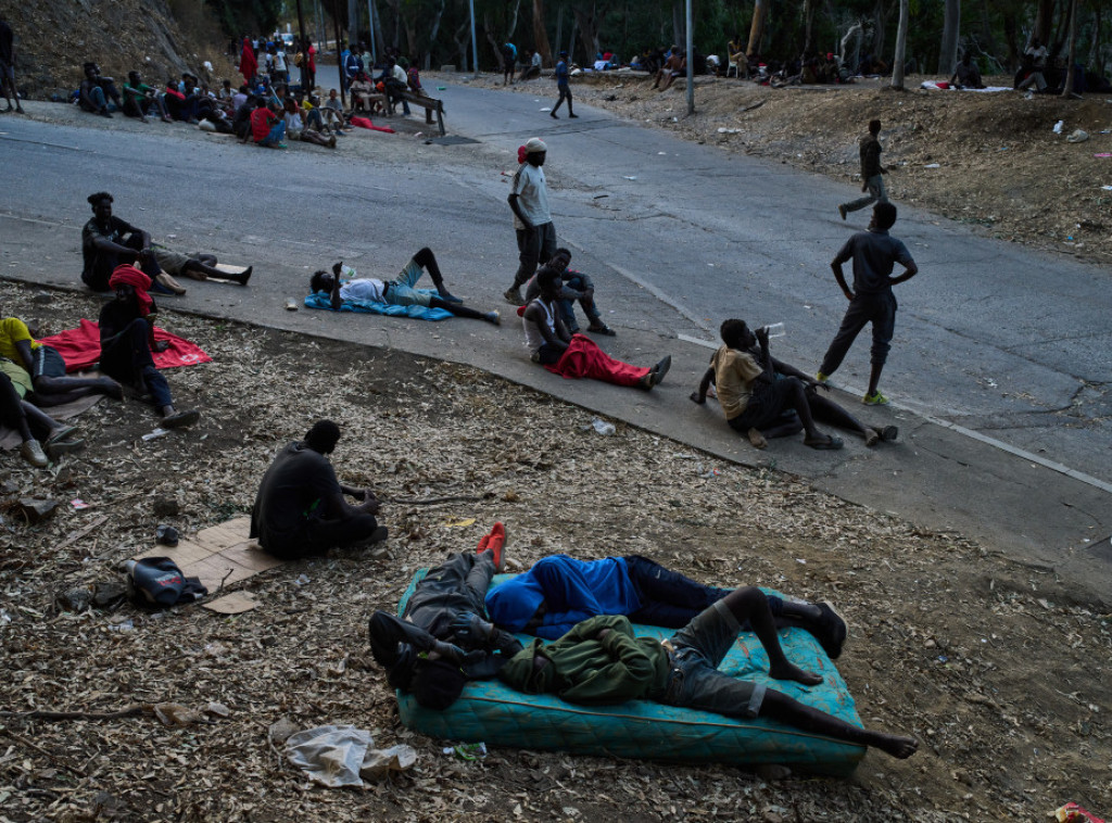 Rekordnih 230 ilegalnih migranata stiglo u Veliku Britaniju u jednom čamcu