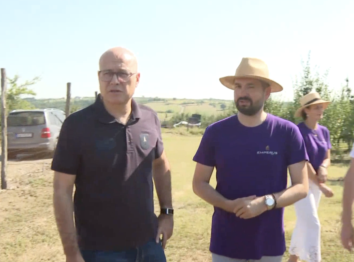 Miloš Vučević obilazi voćnjake i destileriju Emperus kod Rače