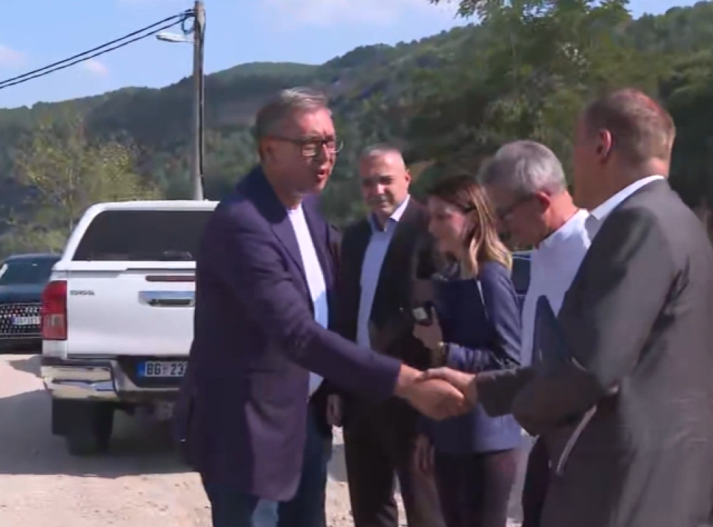 Vučić u poseti firmi sportske opreme Sportex u Arilju, obraća se građanima