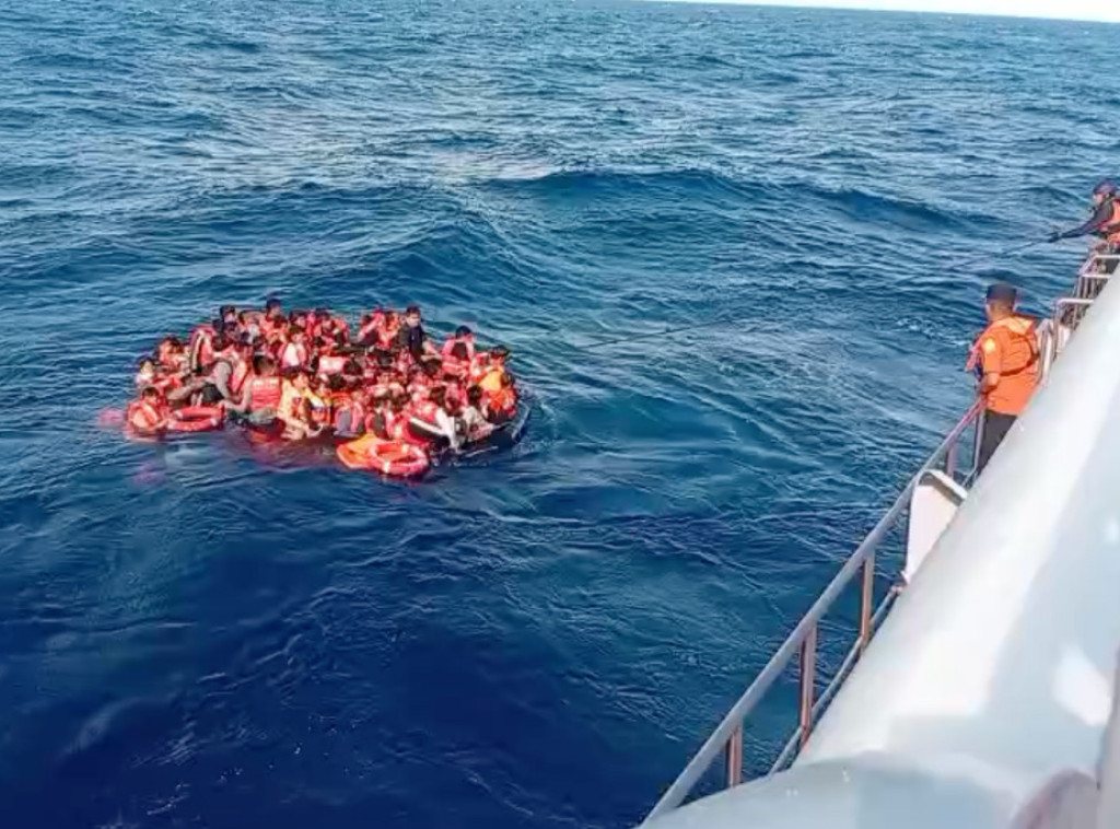 Požar na trajektu u Indoneziji, poginula jedna osoba, 172 evakuisano, ima i nestalih