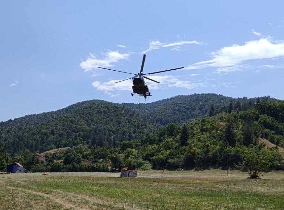 U gašenju požara na Stolovima dejstvuje i helikopter, i dalje aktivna dva fronta