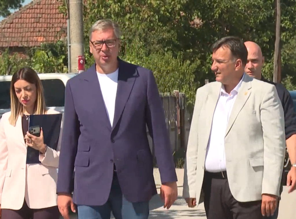 Vučić obilazi centar za pakovanje jaja sa farmi kompanije Agro Đole kod Jagodine